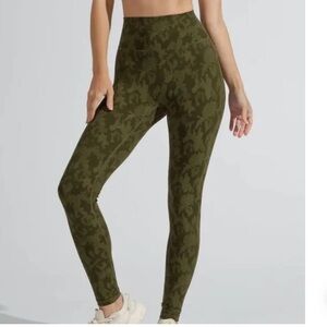 Buffbunny Confidential Leggings size L NWOT